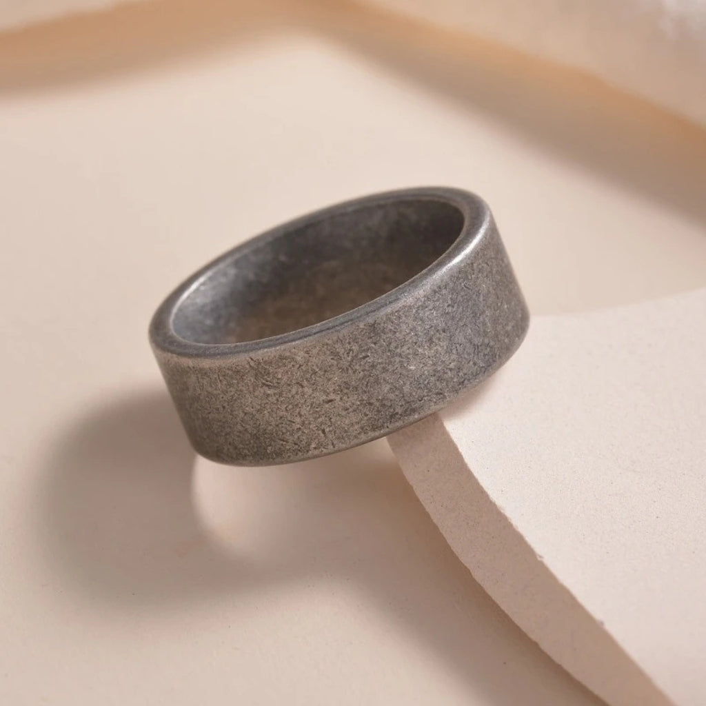 Anel masculino prata envelhecida modelo Ravello com textura rústica e design minimalista.