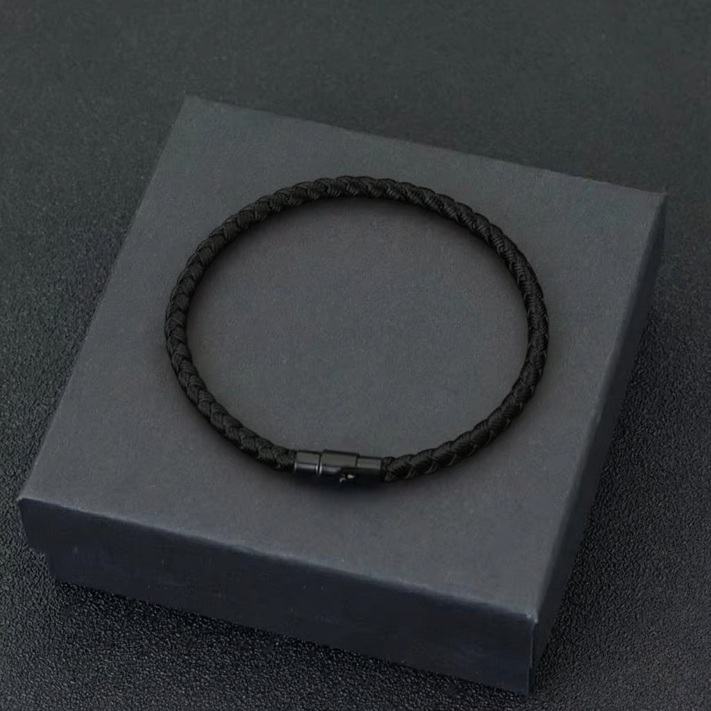 Pulseira de corda preta masculina modelo Nemi Black da Classiatti com fecho preto em cima de uma caixa preta