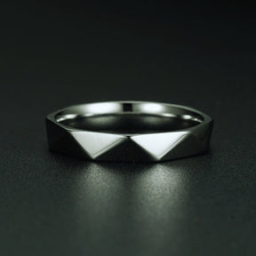 Detalhe dos cortes facetados e do acabamento polido do anel de aço preto Cava.