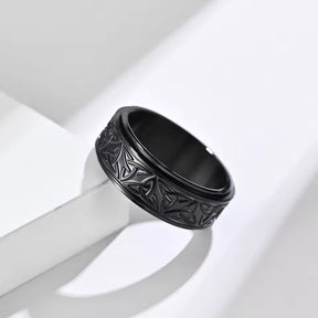 Detalhe da textura de triquetra (nó celta) do anel masculino Riveto Black.