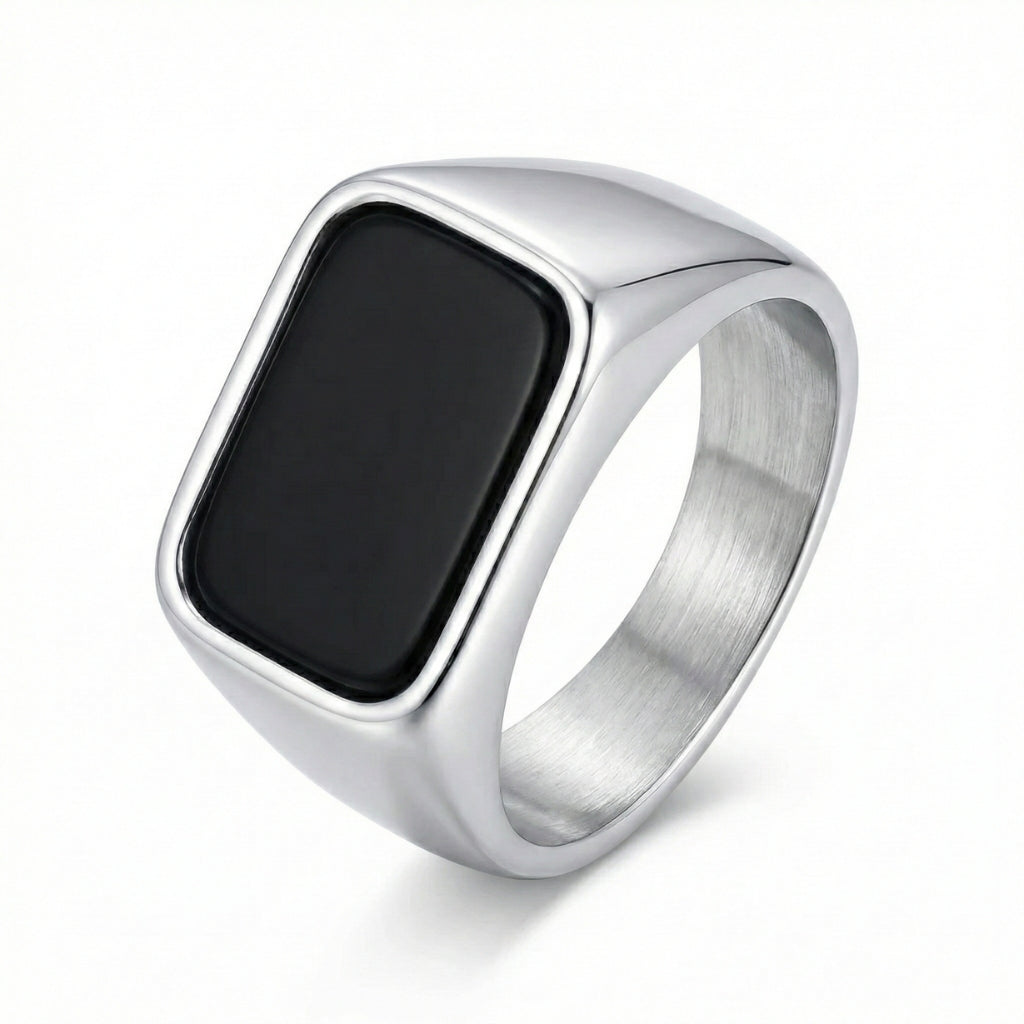 Anel masculino maciço em aço inoxidável prateado com pedra preta retangular, modelo Obsidian da marca Classiatti.