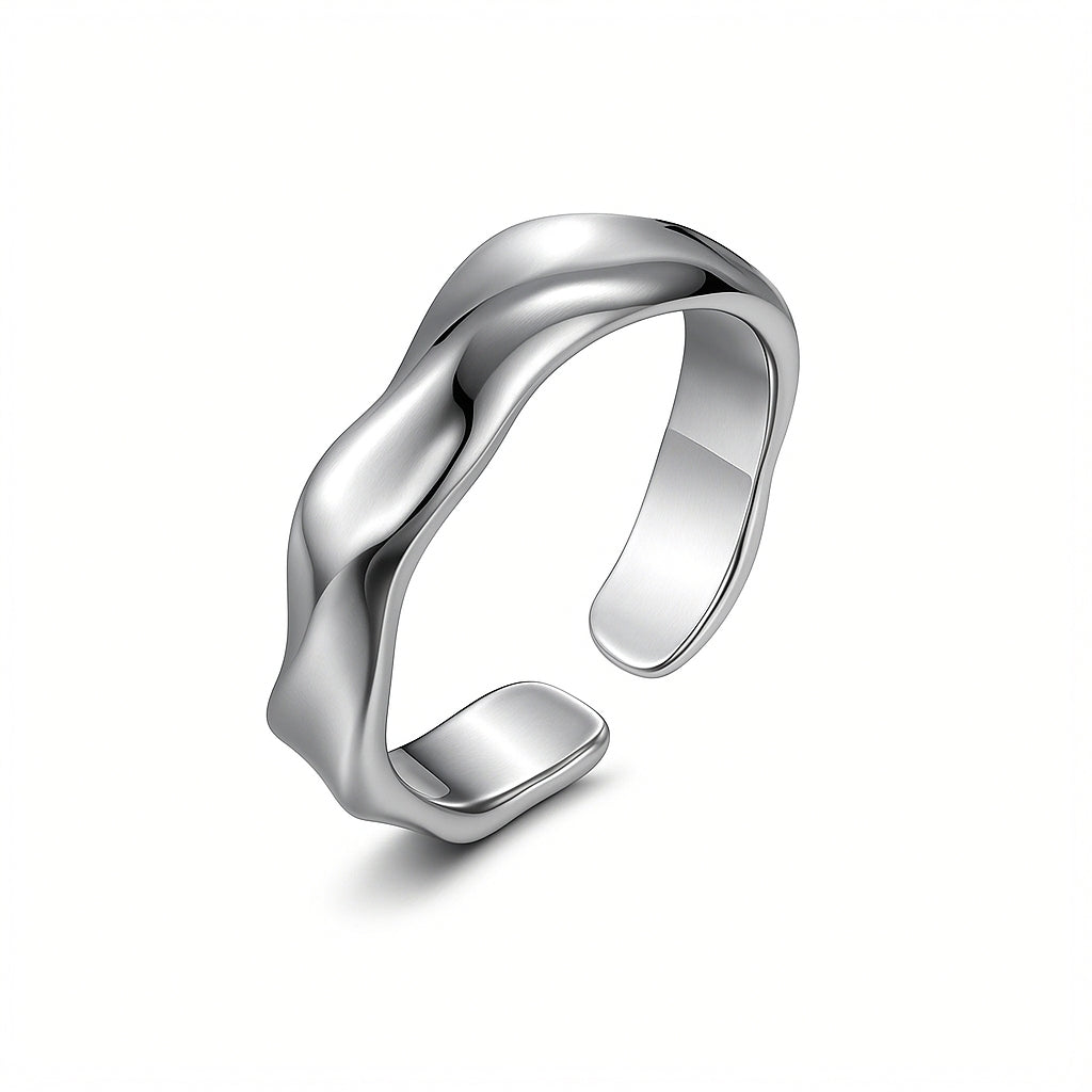Anel masculino prata modelo Cascia com design ondulado fluido e ajustável.