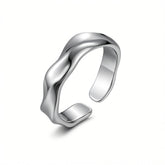 Anel masculino prata modelo Cascia com design ondulado fluido e ajustável.