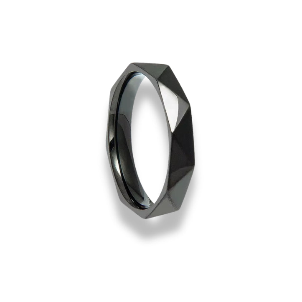 Anel masculino preto brilhante modelo Cava Black com design geométrico multifacetado.