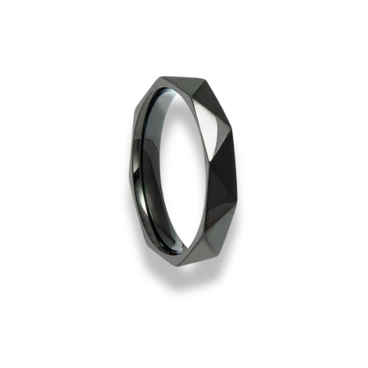 Anel masculino preto brilhante modelo Cava Black com design geométrico multifacetado.