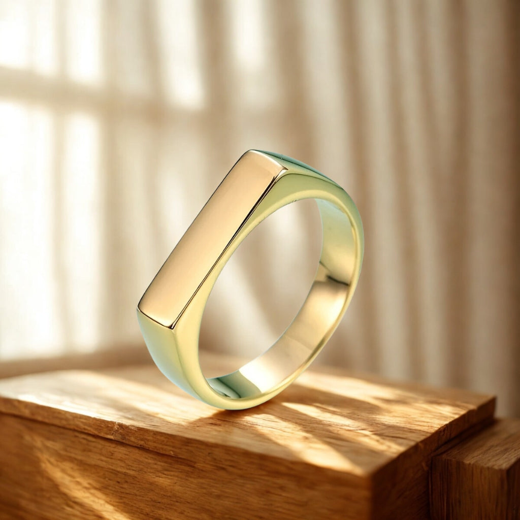 Detalhe do acabamento polido e design geométrico do anel masculino Gavi Gold.