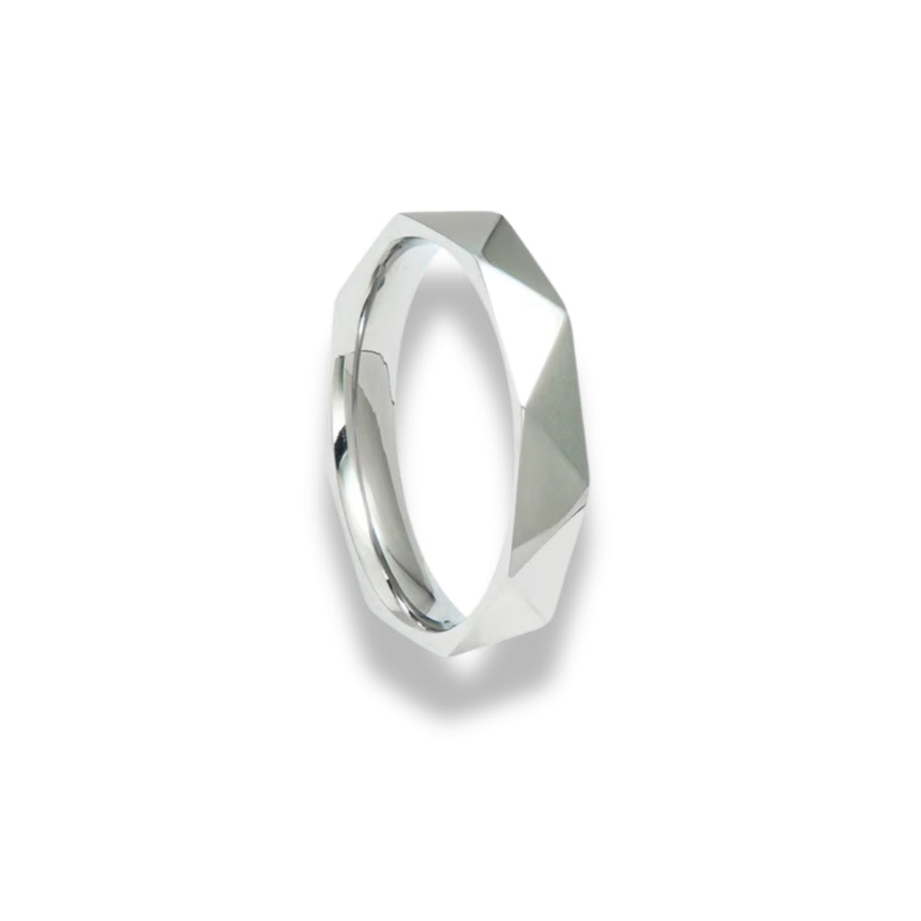 Anel masculino prateado brilhante modelo Cava com design geométrico multifacetado em aço.