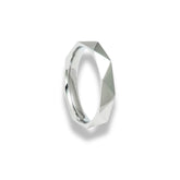 Anel masculino prateado brilhante modelo Cava com design geométrico multifacetado em aço.