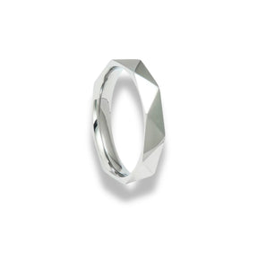 Anel masculino prateado brilhante modelo Cava com design geométrico multifacetado em aço.