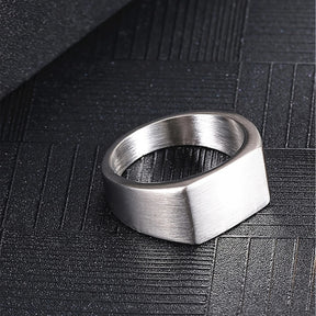 Detalhe da textura de aço escovado e formato retangular do anel masculino Gavi Large.