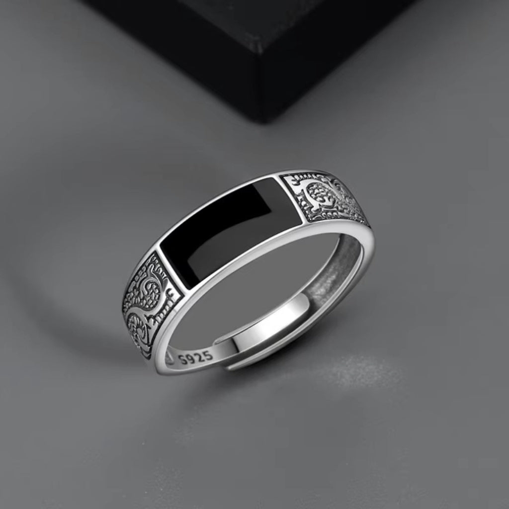 Detalhe dos arabescos em relevo e da pedra onix do anel masculino Classiatti.