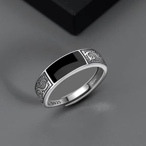 Detalhe dos arabescos em relevo e da pedra onix do anel masculino Classiatti.