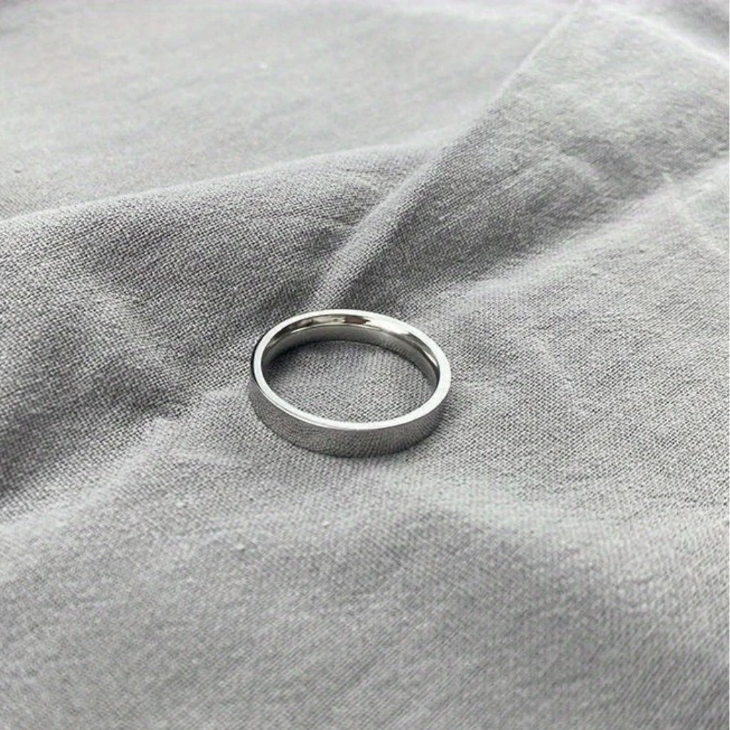 Detalhe do acabamento polido brilhante do anel masculino básico Valenza.