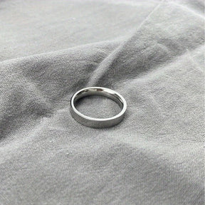 Detalhe do acabamento polido brilhante do anel masculino básico Valenza.