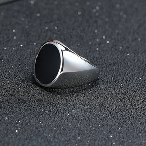 Detalhe do acabamento polido e da pedra escura do anel masculino de aço Varallo.
