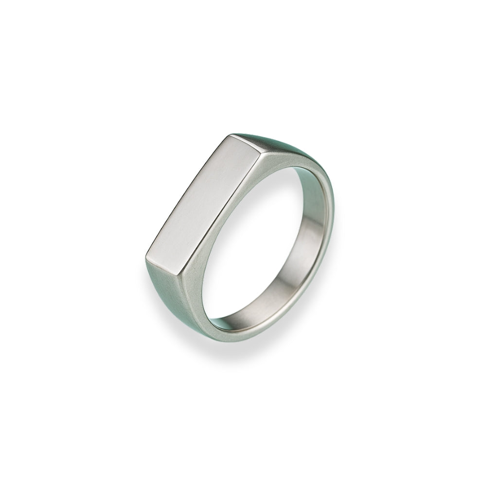 Anel masculino de aço prateado modelo Gavi com design de barra retangular minimalista.