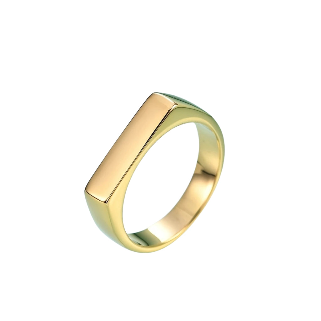 Anel masculino dourado modelo Gavi Gold estilo sinete com topo retangular liso.