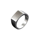 Anel masculino de sinete prateado modelo Gavi Large com mesa retangular e acabamento escovado.