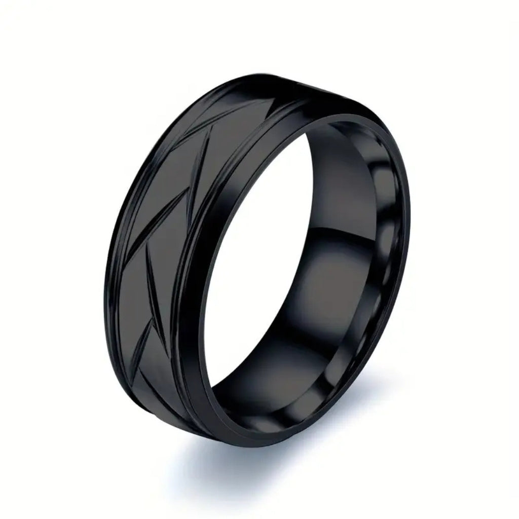 Anel masculino preto modelo Montalcino com ranhuras diagonais e bordas polidas.