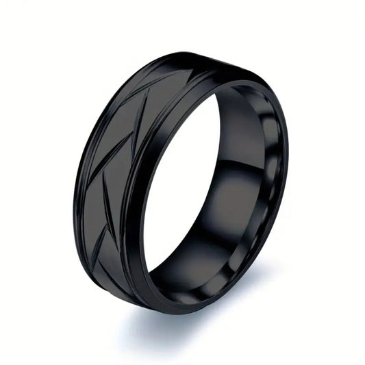 Anel masculino preto modelo Montalcino com ranhuras diagonais e bordas polidas.