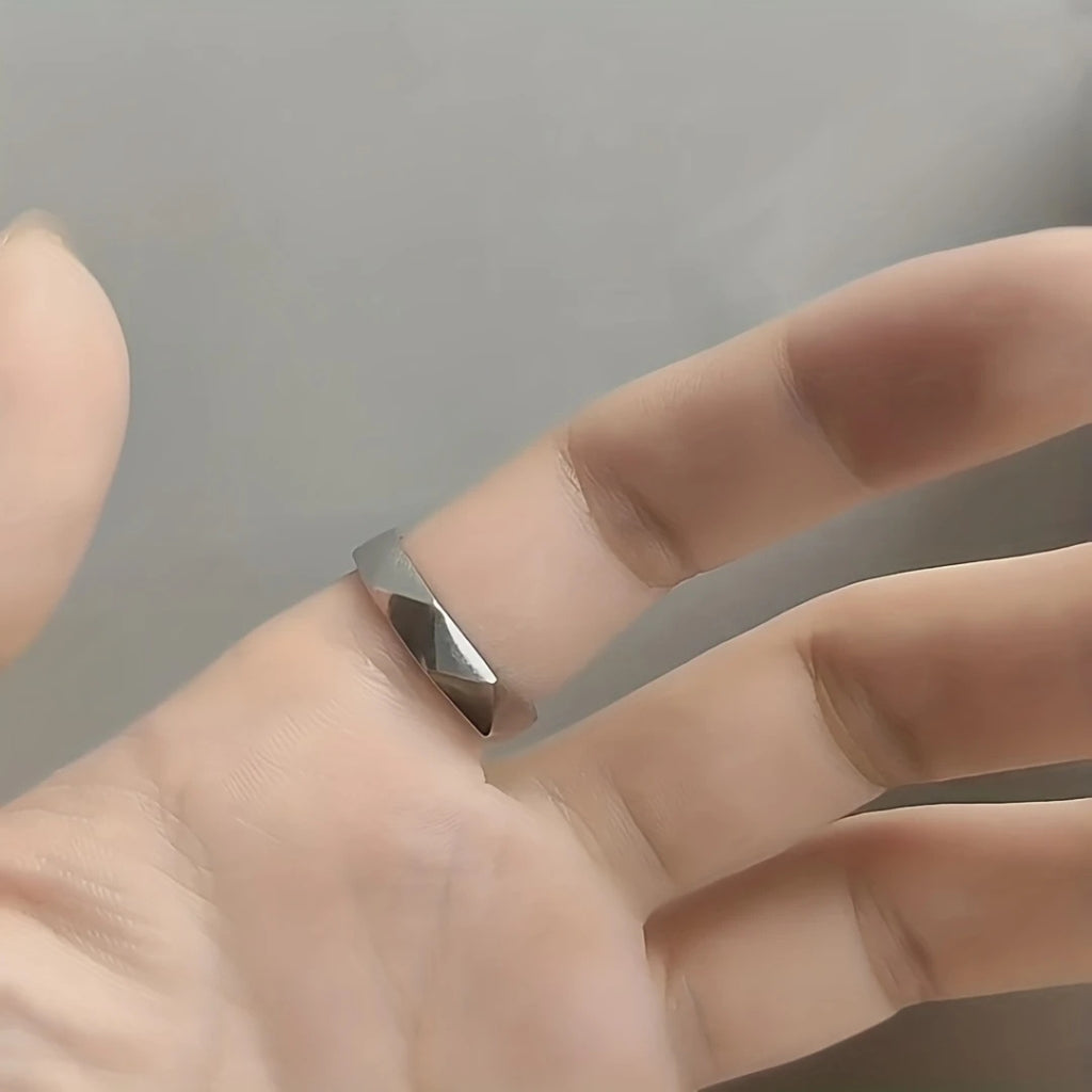 Homem usando anel prateado geométrico moderno na mão.