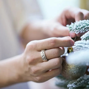 Homem usando anel giratório prateado para ansiedade e estilo