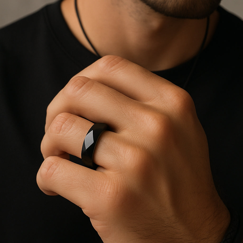 Homem usando anel preto geométrico moderno com brilho intenso.