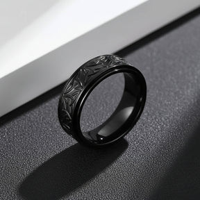 Detalhe da textura de triquetra (nó celta) do anel masculino Riveto Black em pé.