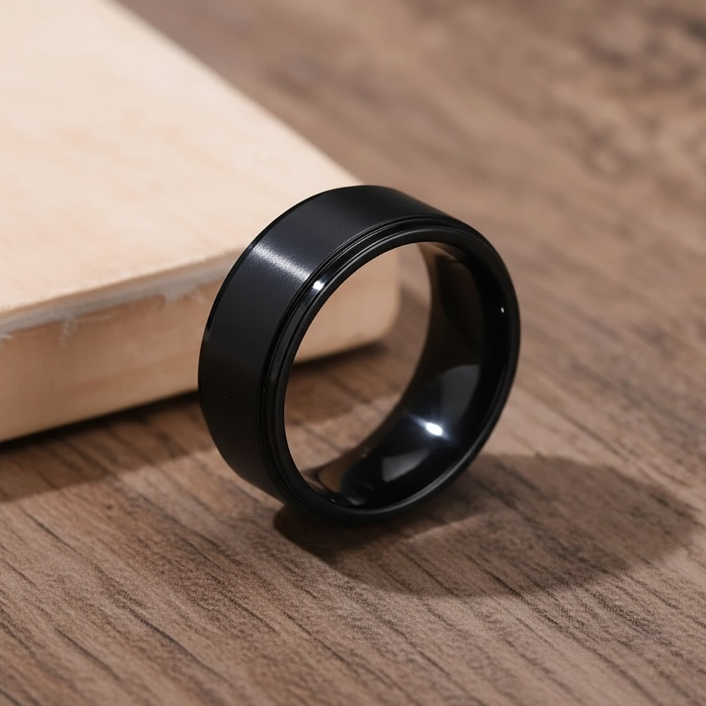 Anel Titanium preto Classiatti em cima de uma mesa de madeira