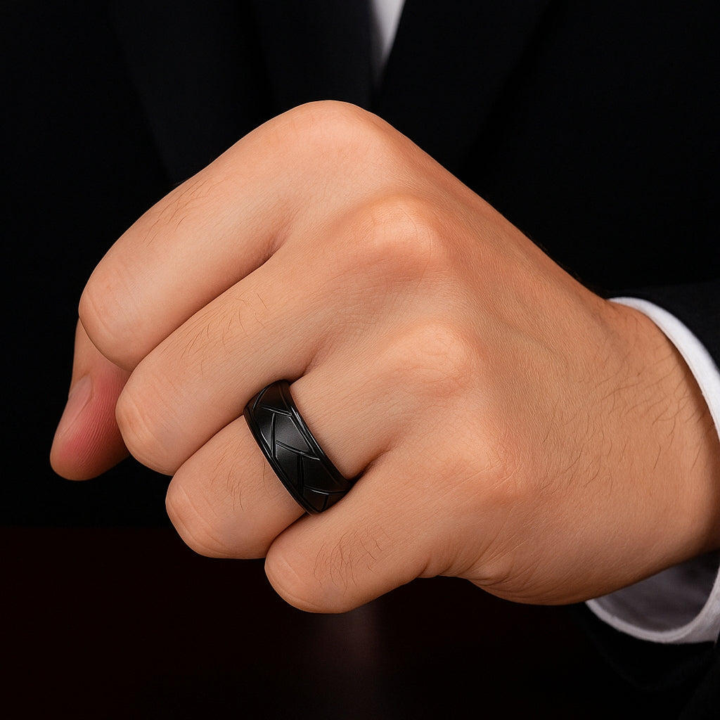 Homem usando anel preto largo com design moderno e esportivo na mão.