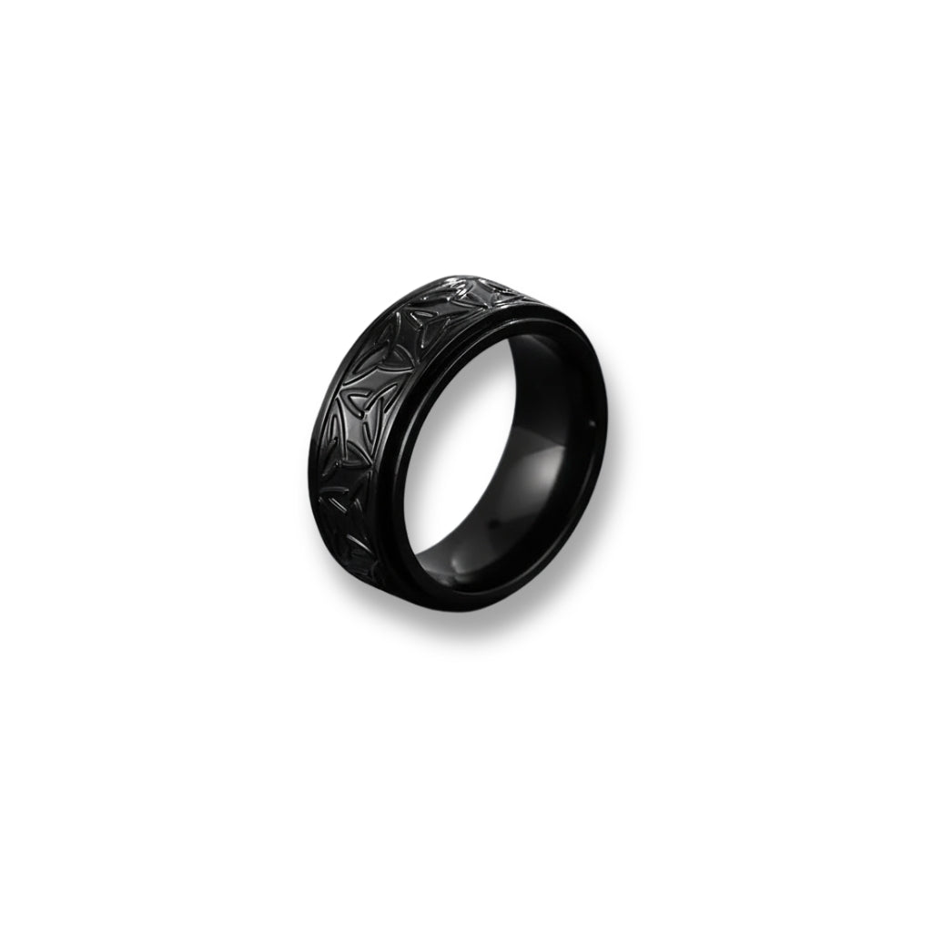 Anel masculino preto modelo Riveto com design de nós celtas em relevo.