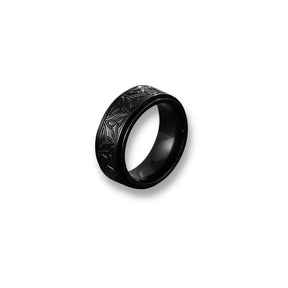 Anel masculino preto modelo Riveto com design de nós celtas em relevo.