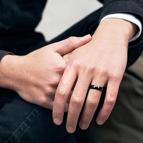 Mão masculina usando anel fino discreto modelo Titanium Slim.