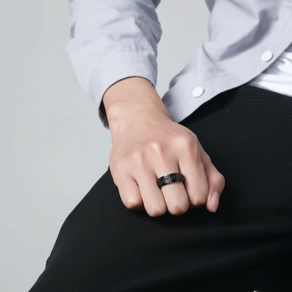 Homem usando anel preto com símbolos celtas estilo moderno.