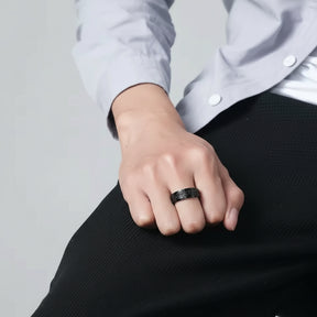 Homem usando anel preto com símbolos celtas estilo moderno.