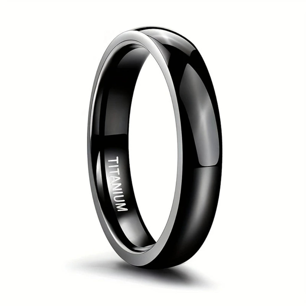 Anel masculino fino modelo Titanium Slim com design minimalista em fundo branco.