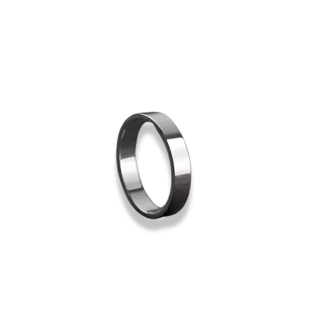 Anel masculino de aço prateado liso modelo Valenza com perfil reto minimalista.