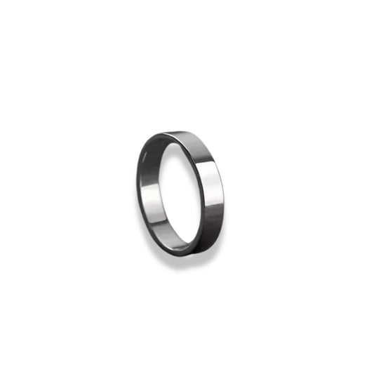 Anel masculino de aço prateado liso modelo Valenza com perfil reto minimalista.