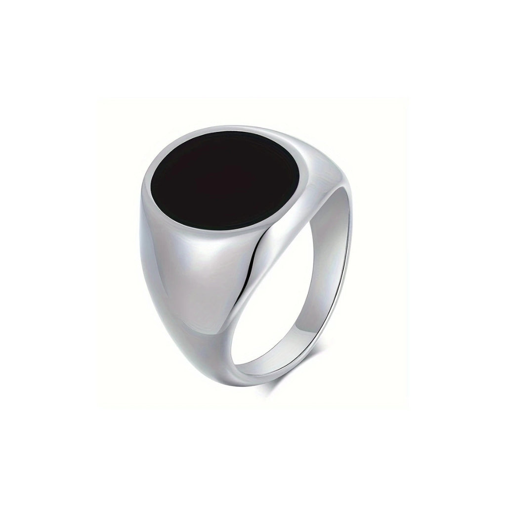 Anel masculino de sinete prateado modelo Varallo com pedra preta oval central.