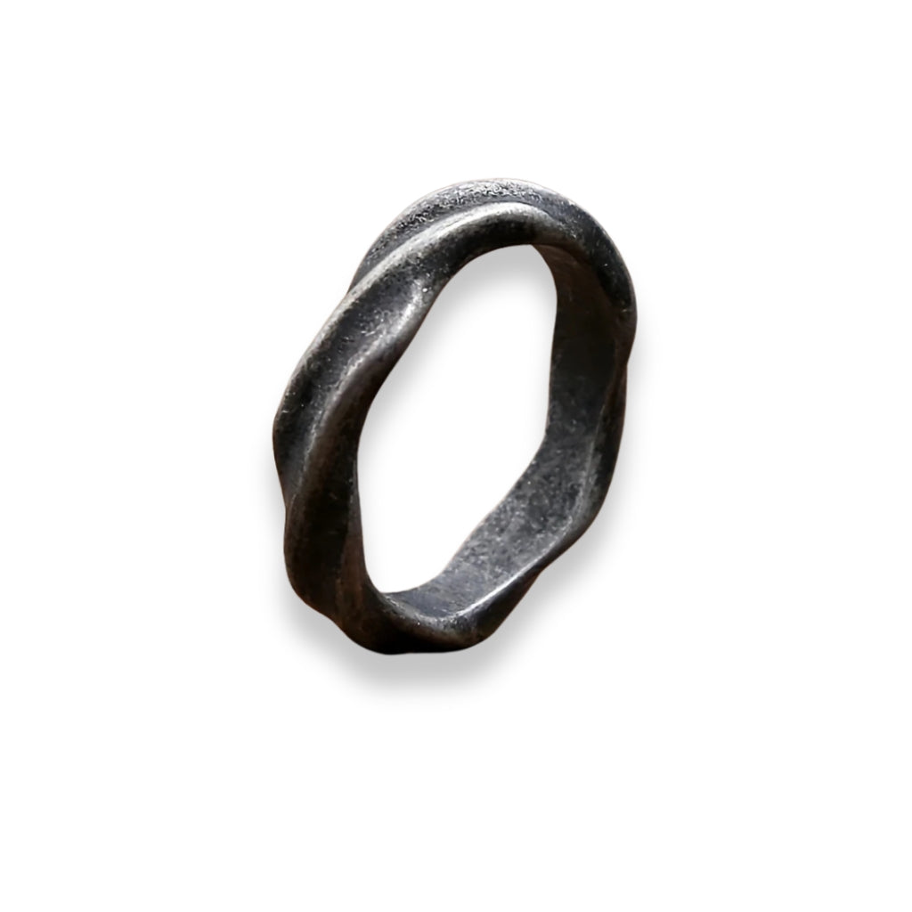 Anel masculino forjado modelo Vecchio em aço inox com acabamento prata envelhecida rústico.