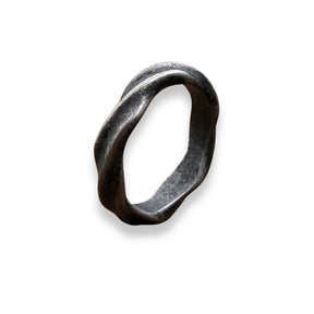 Anel masculino forjado modelo Vecchio em aço inox com acabamento prata envelhecida rústico.