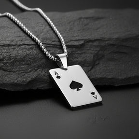 Detalhe da gravação do Ás de Espadas no pingente preto do colar masculino Lettera.
