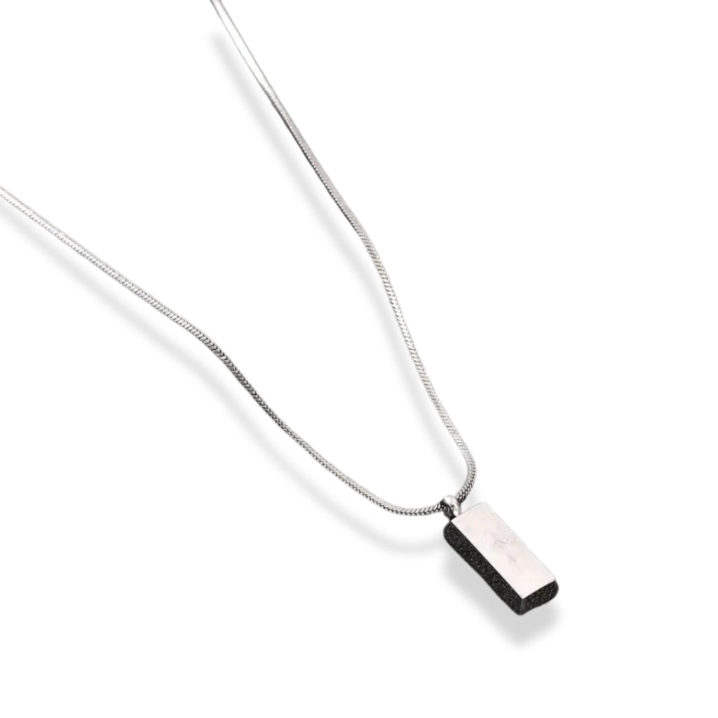 Colar masculino prateado de aço inox modelo Arona Silver com pingente de barra vertical.
