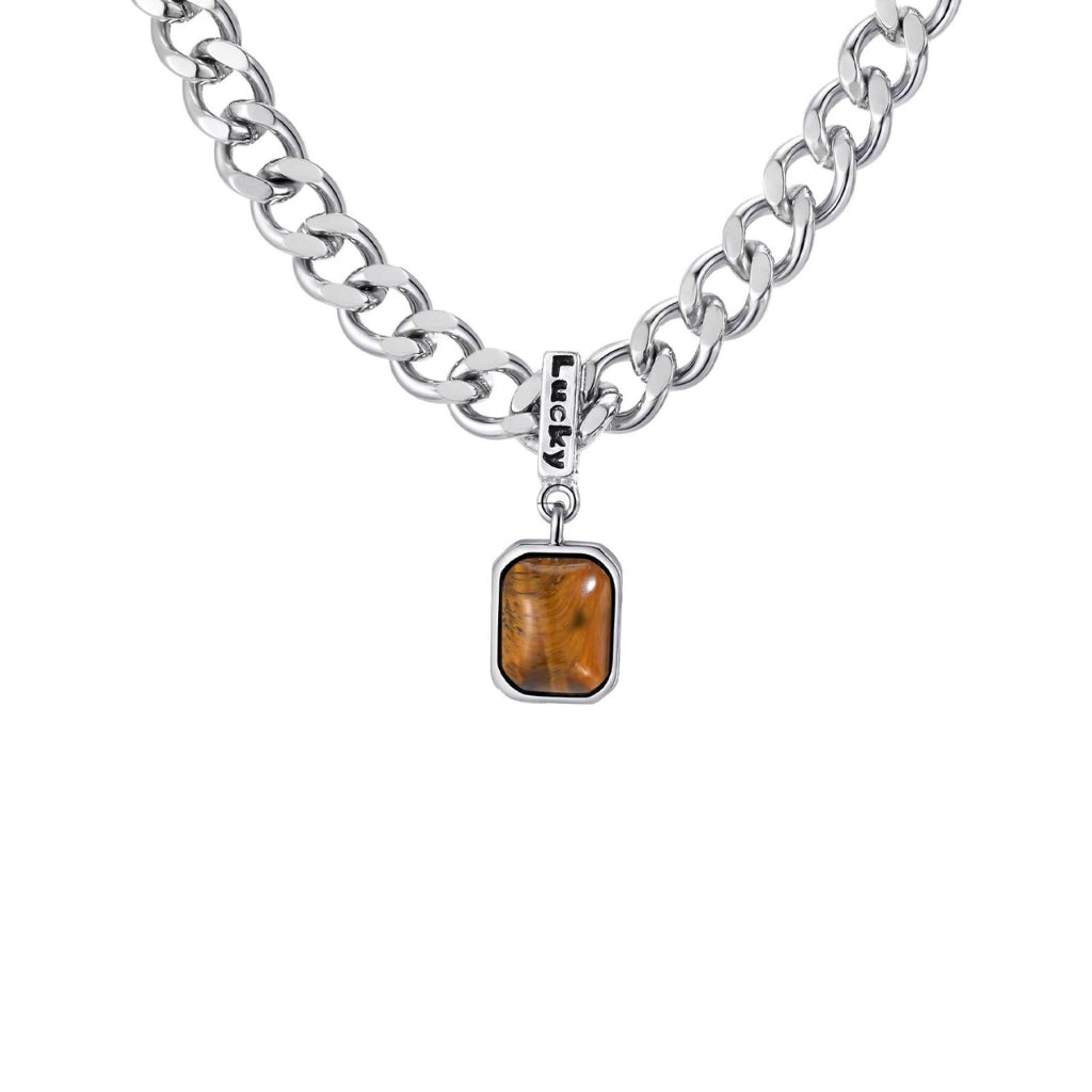 Detalhe da gravação Lucky no pingente de pedra cor âmbar do colar masculino Irsina.