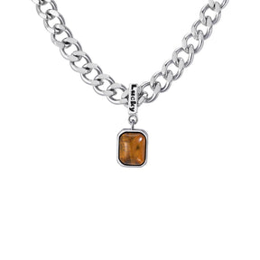 Detalhe da gravação Lucky no pingente de pedra cor âmbar do colar masculino Irsina.