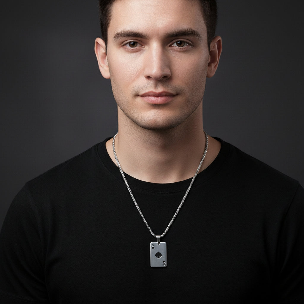 Homem vestindo colar preto com pingente de carta de baralho moderno.