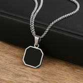 Colar masculino de aço Matera Silver com pingente octogonal preto e borda polida.