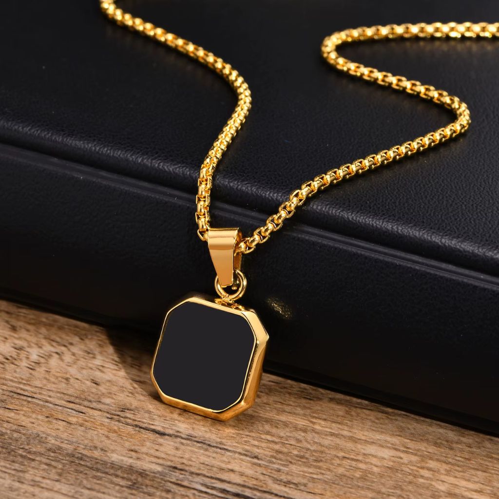 Colar masculino dourado modelo Matera Gold com pingente octogonal preto e borda polida.