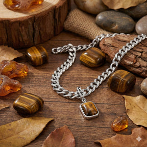 Colar de elos grumet em aço inox com pingente amuleto da sorte Irsina Amber.