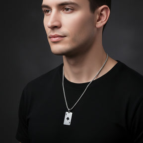 Foto de Homem de lado vestindo colar preto com pingente de carta de baralho moderno.